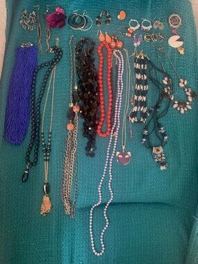 Mixed Lot Of Fashion Jewelry Necklaces & Earrings In Various Styles And Colors